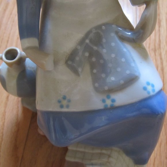 Lladro Rex Valencia Figurine "Woman With Child's Clothing" - Picture 2 of 5